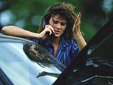 Autopanne - Frau mit Telefon